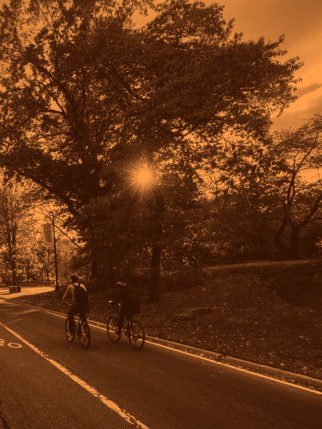 Cyclistes au lever du soleil, traitement orange