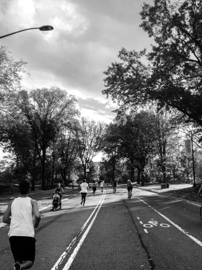 Coureurs dans un parc, photographie noir et blanc